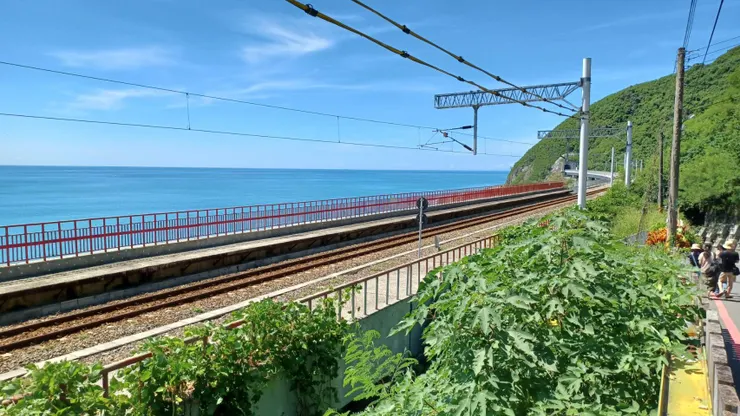 第三日返程在太麻里多良車站，天晴無雲，星期一人少更好優游。