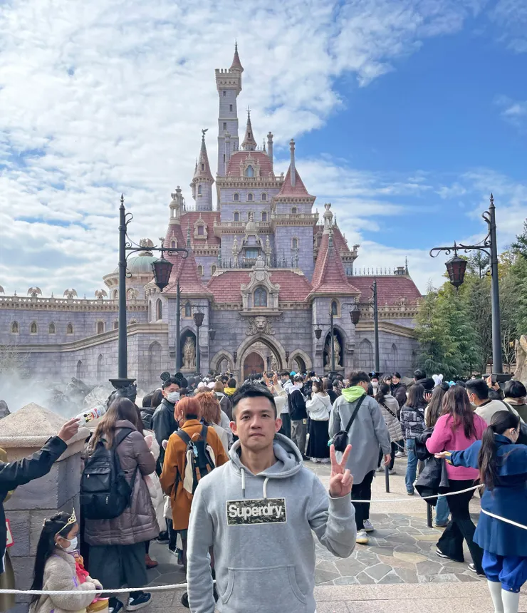 超多人把這條護城河當許願池，往橋下看都是銅板