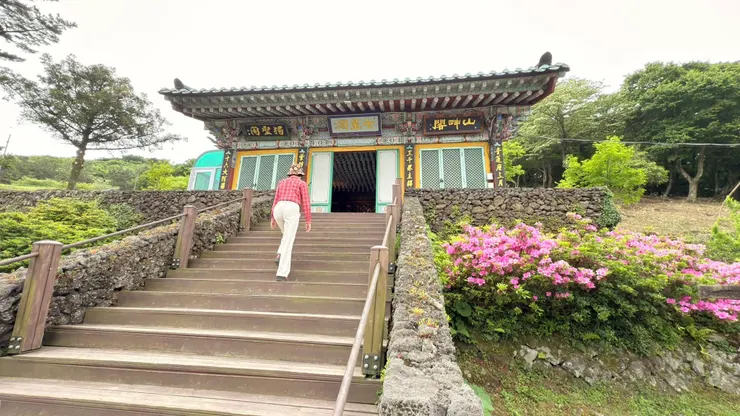 三聖閣（供奉山神、七星、獨聖）