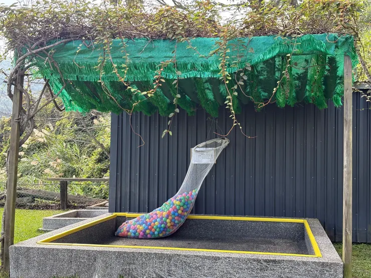 小孩超喜歡的球池。