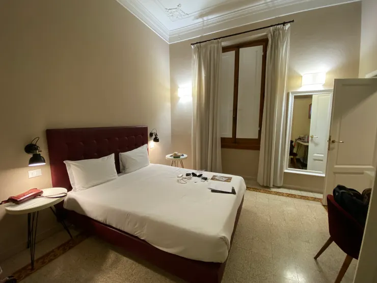 房間很簡單但算大