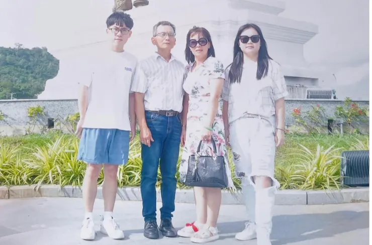 李竺芳同學（圖中）與家人在柬埔寨的合照 圖／李竺芳 提供