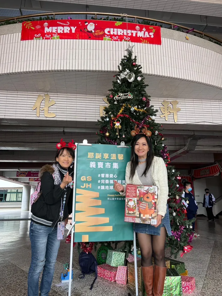 一直很感恩主任的相挺❤️ 謝謝您帶來的應景髮圈🥰 跟美女拍照，自己也亮起來了🤣🤣