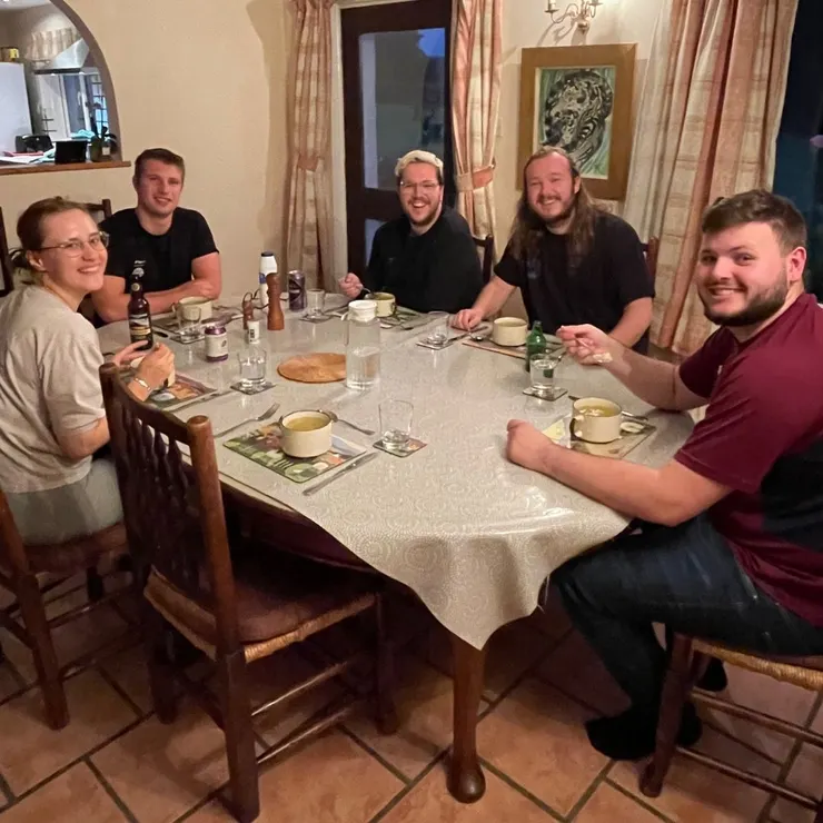 這四天三夜裡，我們輪流煮飯，晚餐後聊天和玩桌遊，互相認識。