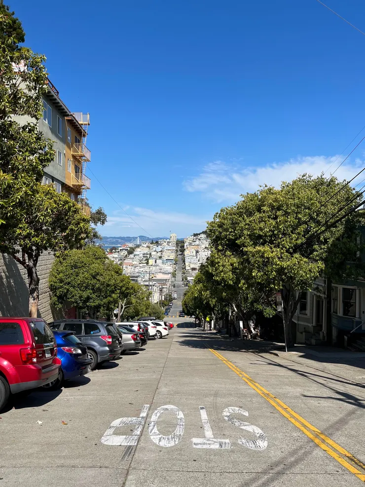 爬了好長一段坡路才上來看到九曲花街,感謝旅伴一路推我爬上山😝