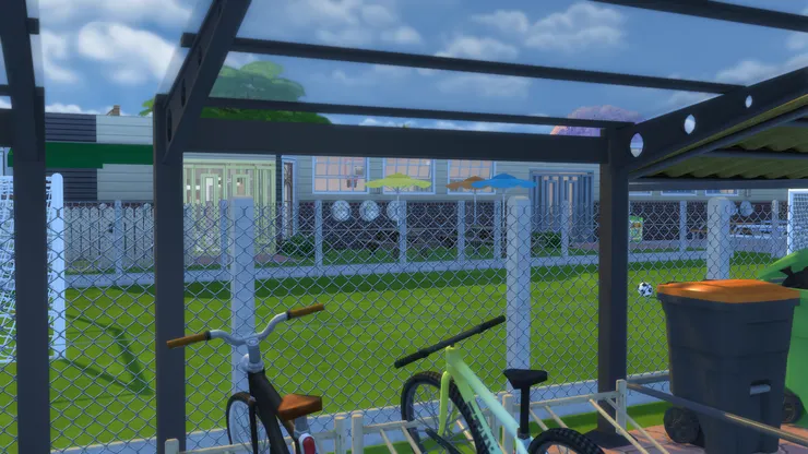 而單車場的雨棚是玻璃頂蓋。