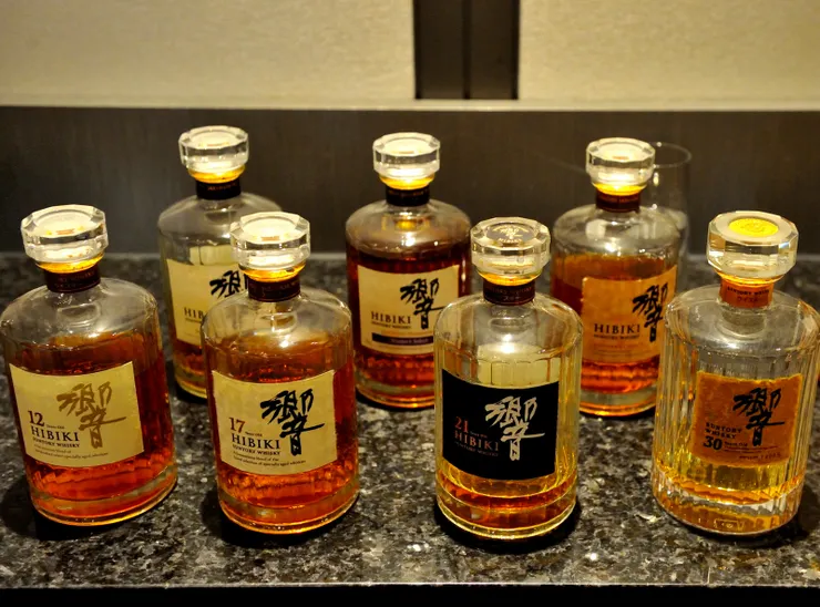 【入門驚見一字排開都是響...全都一瓶難求要用心鑑賞！前列為有標年份的，由左至右12、17、21、30年，現在應一瓶難求；後列没標年份，較年輕，要買還有。】