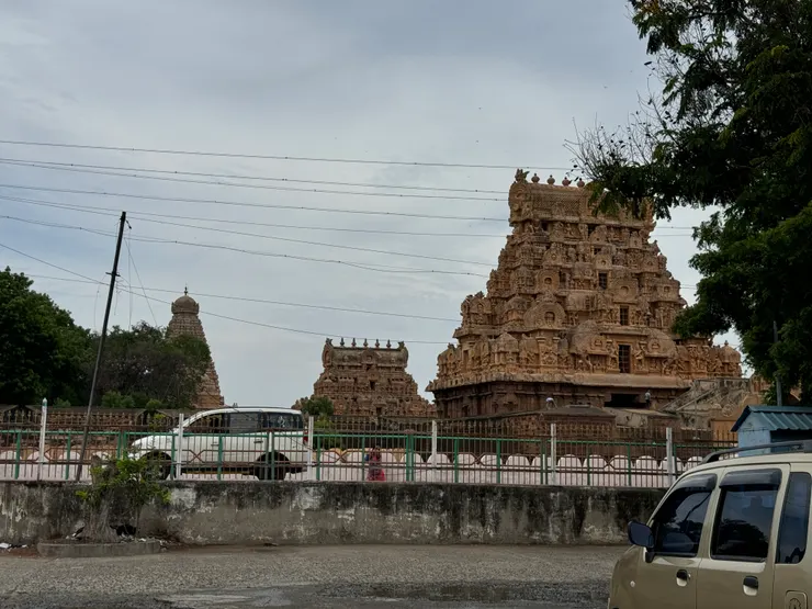 在馬路上就能完整看到神廟