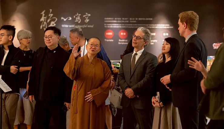 佛館館長如常法師為蔡斯・羅賓遜館長介紹麥積山石窟藝術展