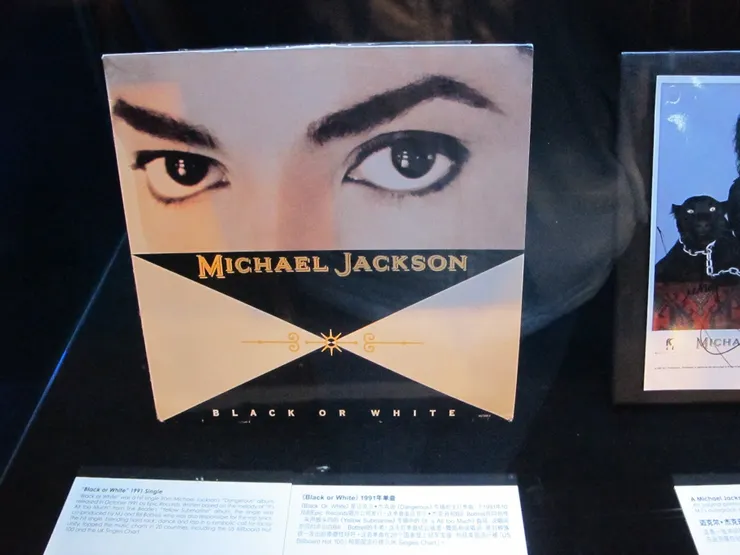 這張是《Black or White》的單曲，最突出的還是MJ的一雙美目。