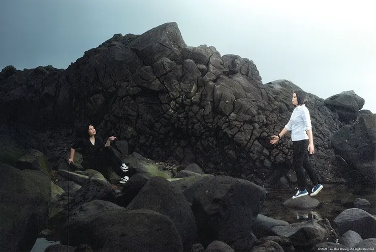 這部一直給我一個「兩人中間有條隱約的線牽引著彼此」的意象,但我極力不願意拍得太像原作的構圖,然而我脫離不了這樣的意象。苦惱了很久,就覺定以「溫塔從海邊走到彼岸」、「在谷底的火爾用包養契約牽著溫塔」的元素混合。溫塔在走近火爾的途中,過去的詛咒一一斷裂;他是主動地接近,但又有種被牽著走的感覺。火爾雖然表面上顯得不以為然,但他渴望著太陽;他想將太陽拉進自己,卻又有種說不出的被動感。兩人在接近彼此的過程中,是充滿阻礙、曲折且碎裂的。總之希望這張有給人這樣的感覺。