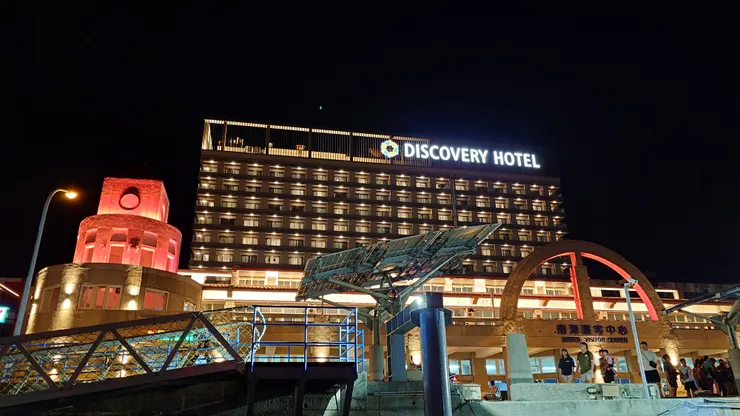 興奮地上了擁擠的花火船,等待開船前捕捉的南海遊客中心及碼頭夜景。(攝影/陳宜彣)