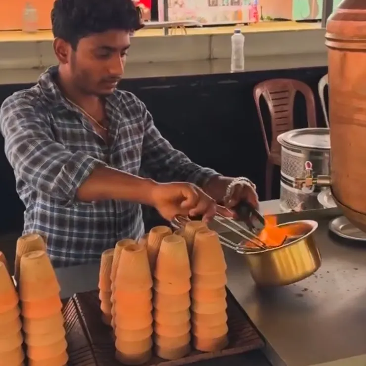 把罐子重複舀起奶茶