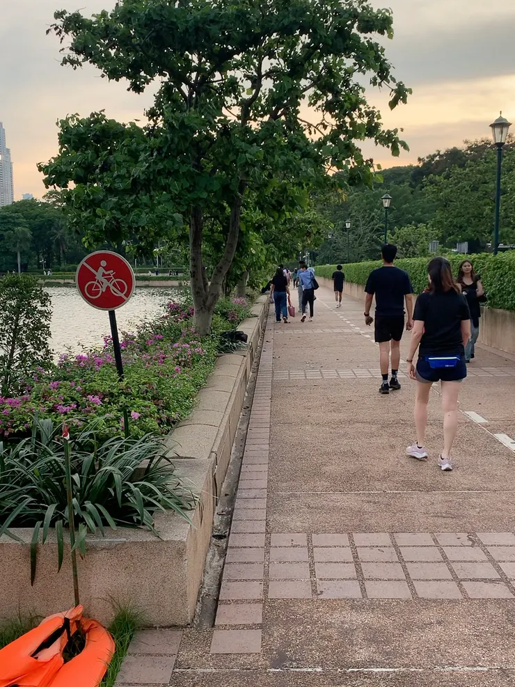 超多慢跑者,公園內的跑步路線規劃得很好