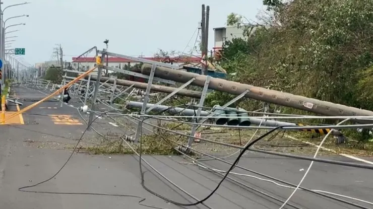 丹娜絲_重創嘉南平原，電桿吹斷逾2454支，史上最嚴重。