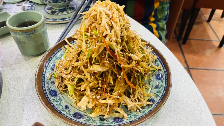 一個月前就預定的哇沙米手撕雞，滿滿的雞絲搭配脆脆的芋頭籤，實在太過癮了！