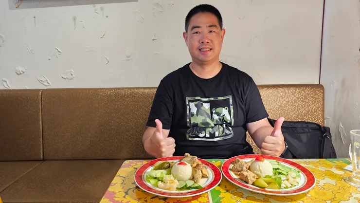 我桌上的是主菜!豬肉和雞肉都超好吃!
