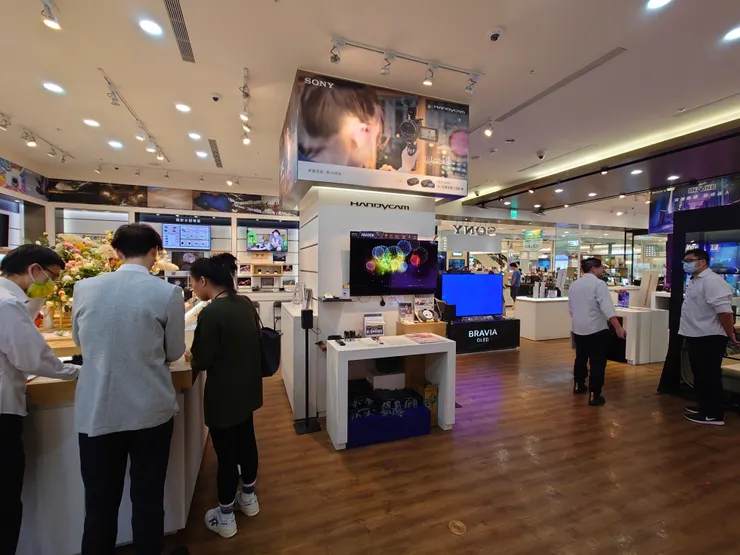 百貨一開門就衝到8樓 SONY結帳區,不管三七二十一,先刷卡12萬…