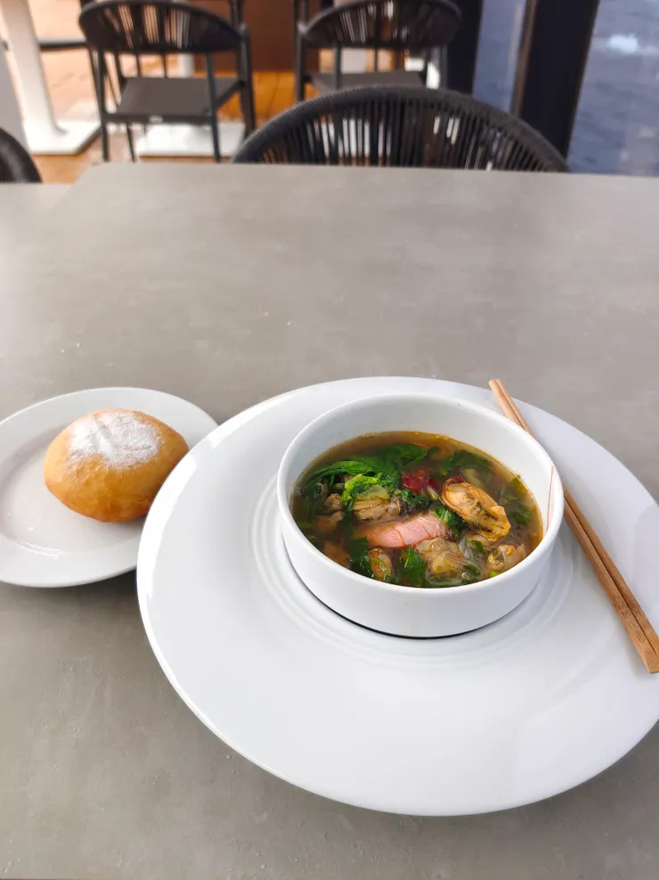 食材自選，有各式海鮮、肉品，蔬菜、麵條或粉條，也可自行加入調味料。我這碗像不像海鮮湯麵？！