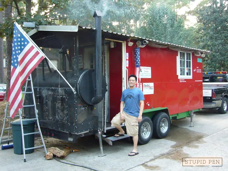 在燒烤外燴車前拍照