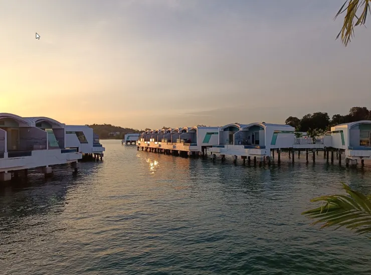 「夕陽把海面染成蜜色,水波帶走白日的塵囂,也帶來夜晚的平和。」-大紅花渡假村"紅花區域"
