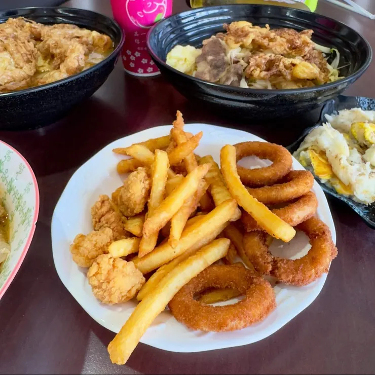 炸美國脆薯、雞米花、洋蔥（每樣35元）