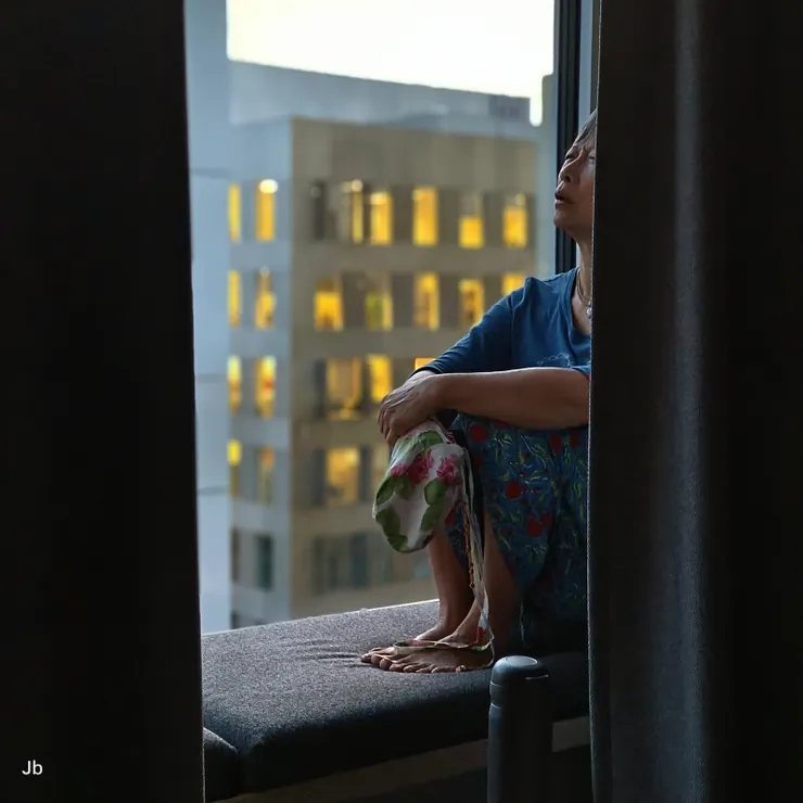 【老婆一早坐在寬寬的窗枱唸誦哈瑞奎師那，這是奉獻者每天必做的功課。】