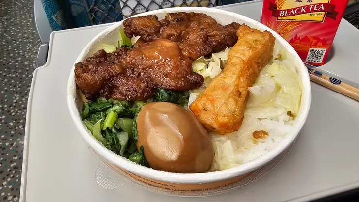 這是80元的台鐵便當!雞捲超好吃!是高雄鐵路餐廳製作的喔!