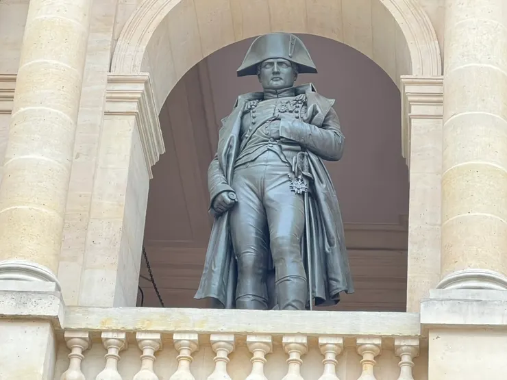Closer view of the Napoleon statue. I read that his hand on his stomach could be partly explained by Napoleon's stomach ulcer. 聽說他的左手放在衣服裡面意味的是他有胃潰瘍（stomach ulcer），這樣的細節居然也雕出來，而且放在這麼顯眼的地方，真有趣。