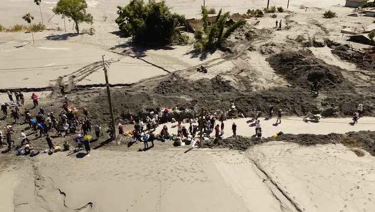 受到召喚持續抵達現場的志工