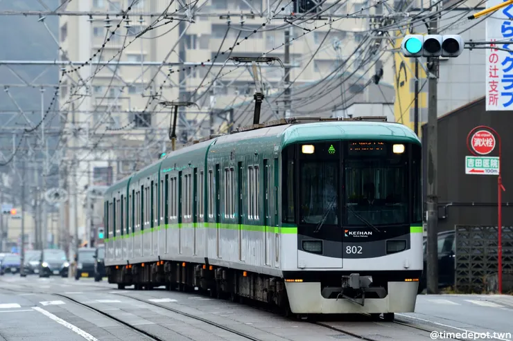 透過長鏡頭壓縮得以呈現電車隨地形起伏的律動