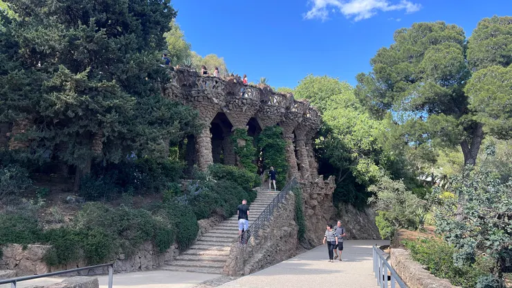 拱形石柱迴廊支撐模仿了樹幹和自然形態