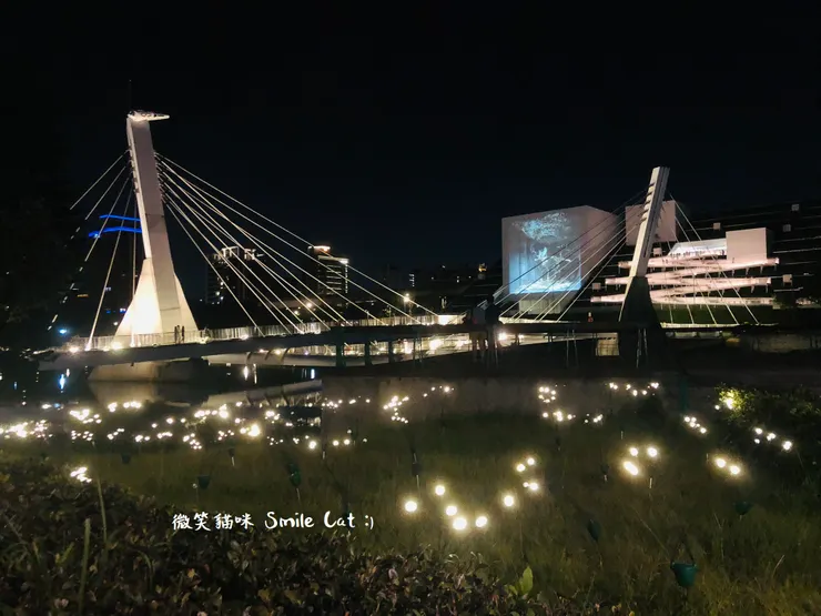 晚上兒童美術館周圍還有藝術光影廊道展