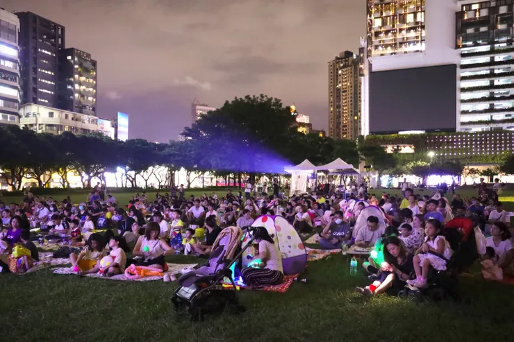 戶外放映活動吸引爆滿親子人潮