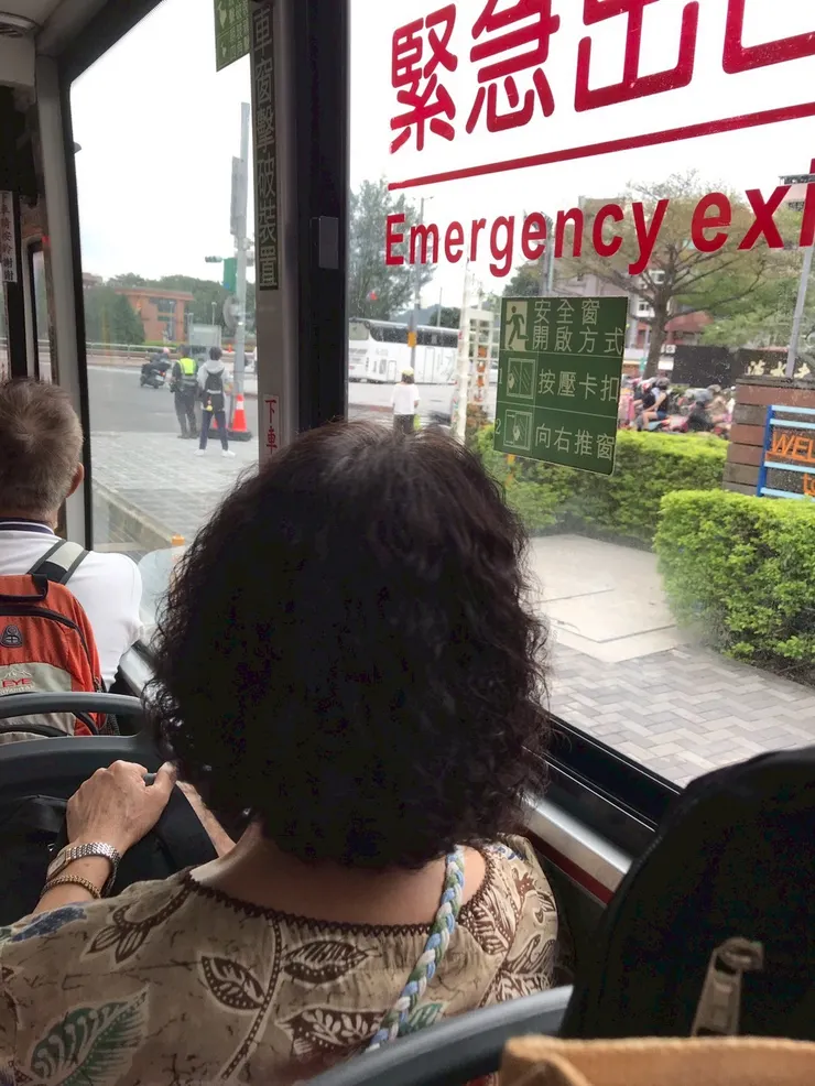 過情人橋後右手邊有紅26公車站牌(海鮮餐廳旁邊)，四點左右搭公車往淡水捷運站走走