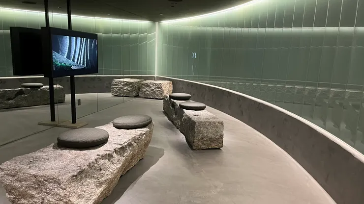 展示間同樣是玻璃和石頭元素。