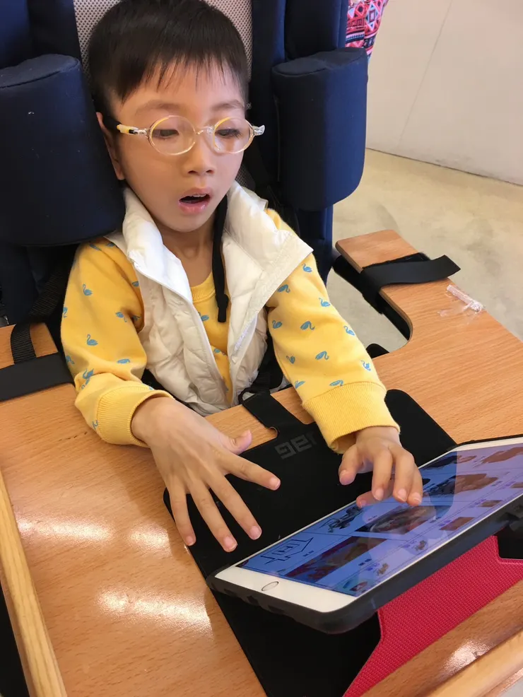 受限於生理障礙，要精確敲出溝通板每個部份是有困難的。