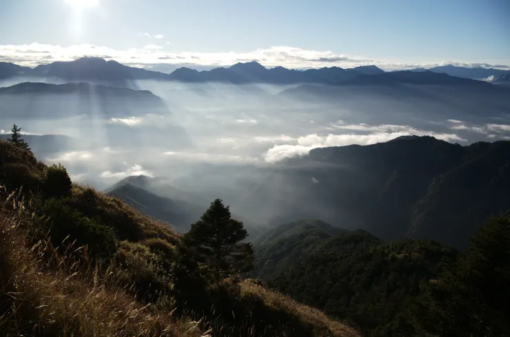 走過雪山東峰至少七八次,數不清了。但我非常肯定2025年底這一次北面登山,是我見過最美的雪東日出,這山谷中的霧氣捕捉了太陽灑落的萬丈光芒,令我印象深刻。