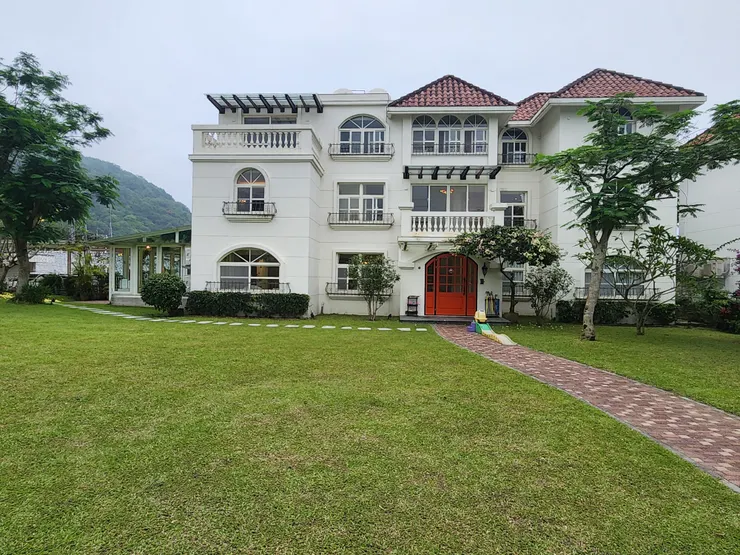 莊園般的大草皮超舒服的