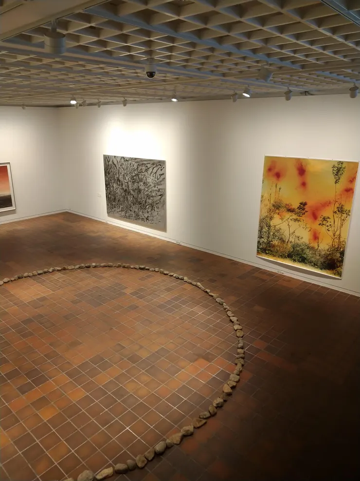 偌大的展間欣賞作品很舒服