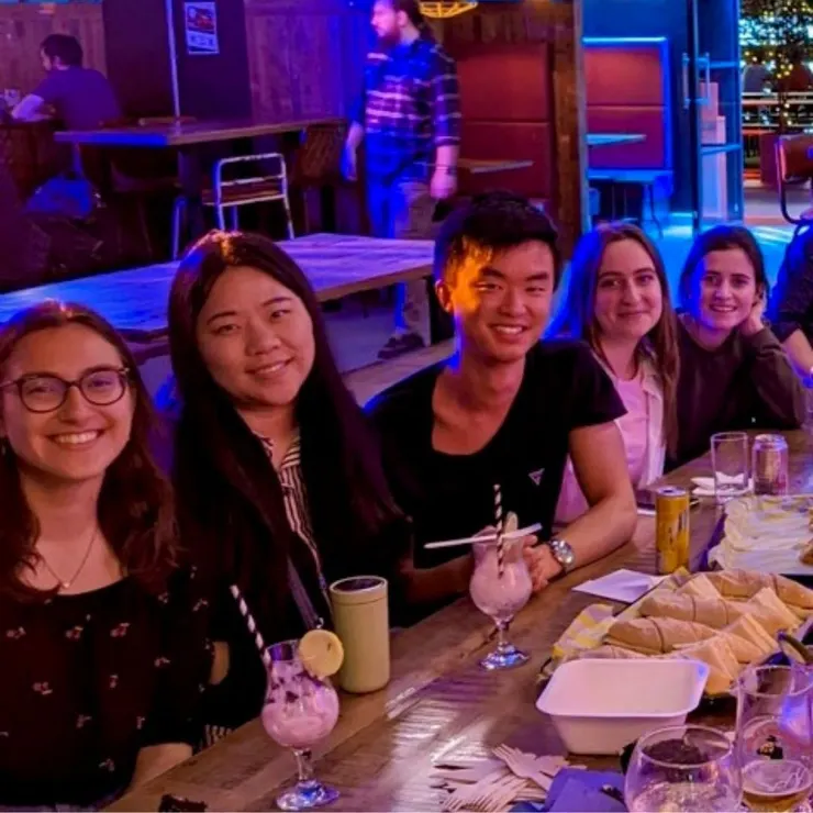 因為競選，我連續四天從早上九點到晚上十點，去向在學生會裡讀書或是派對的學生拉票，每天至少都會跟五十位學生說到話。