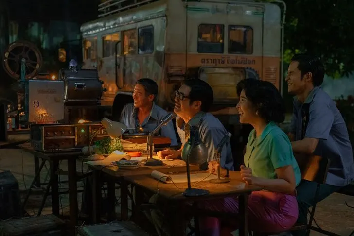 配音員正在做戶外電影配音，圖片來源：Netflix