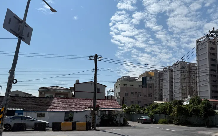 走進一片高樓重劃區裡看到這樣的平房，就知道走對了