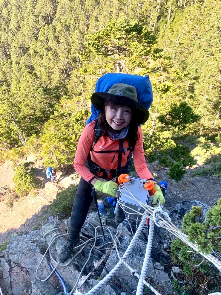 鯊魚劍讓攀爬難度降低很多,因此還可以有笑容。