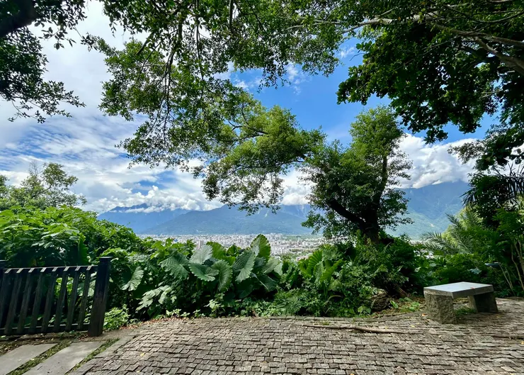圖04 面對一大片美景，就在這兒練呼吸及​伸展