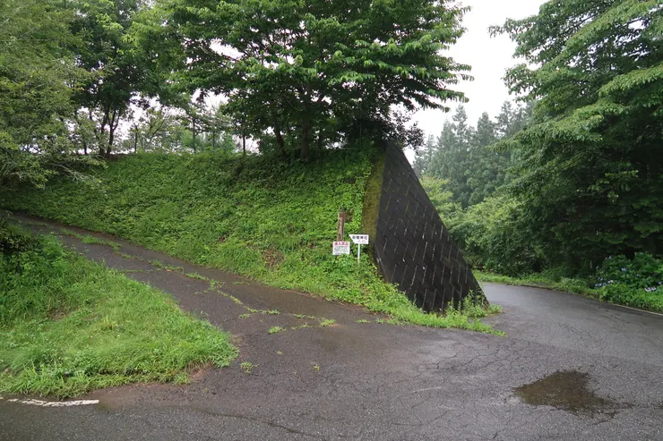 下大雨,因此不上山了。
