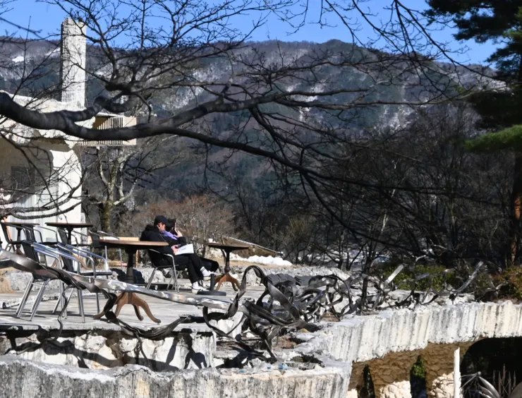 久保田一竹美術館 接待棟二樓的咖啡廳露臺/照片:NANA濕婦