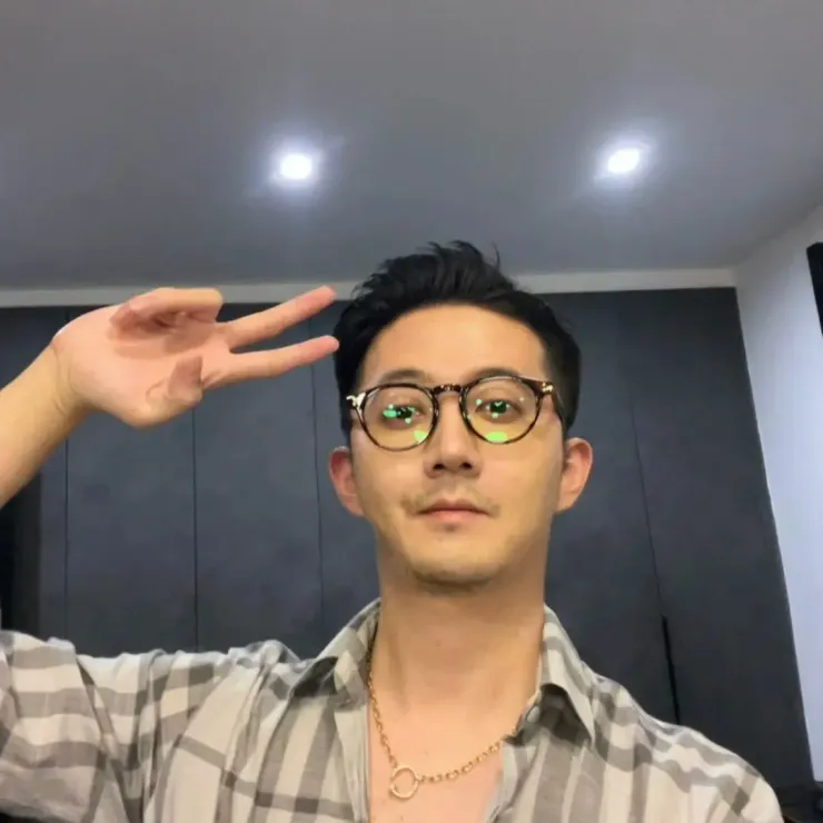 對方說他也有近視，所以能夠感受戴眼鏡的不方便