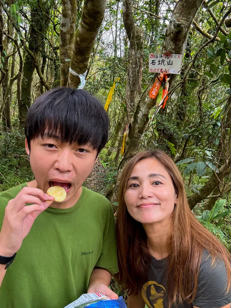 高中生的胃是無底洞。飯糰-孔雀香酥脆-松露洋芋片一個個接著吃，然後一直喊餓～😂