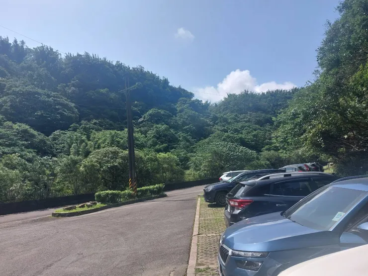 親水坑公園停車場,車位還算多,當天大概10點後就滿了